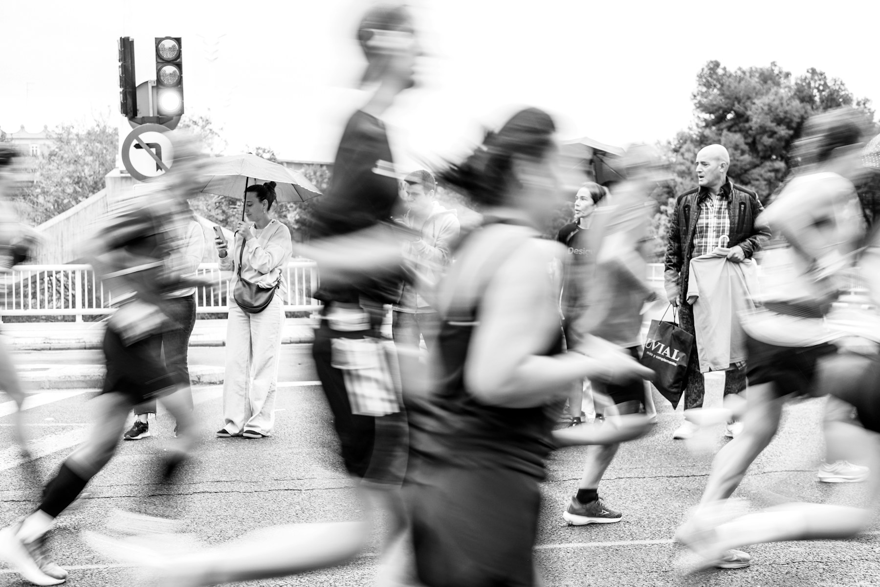 Coureuses et coureurs saisis en mouvement dans la ville
