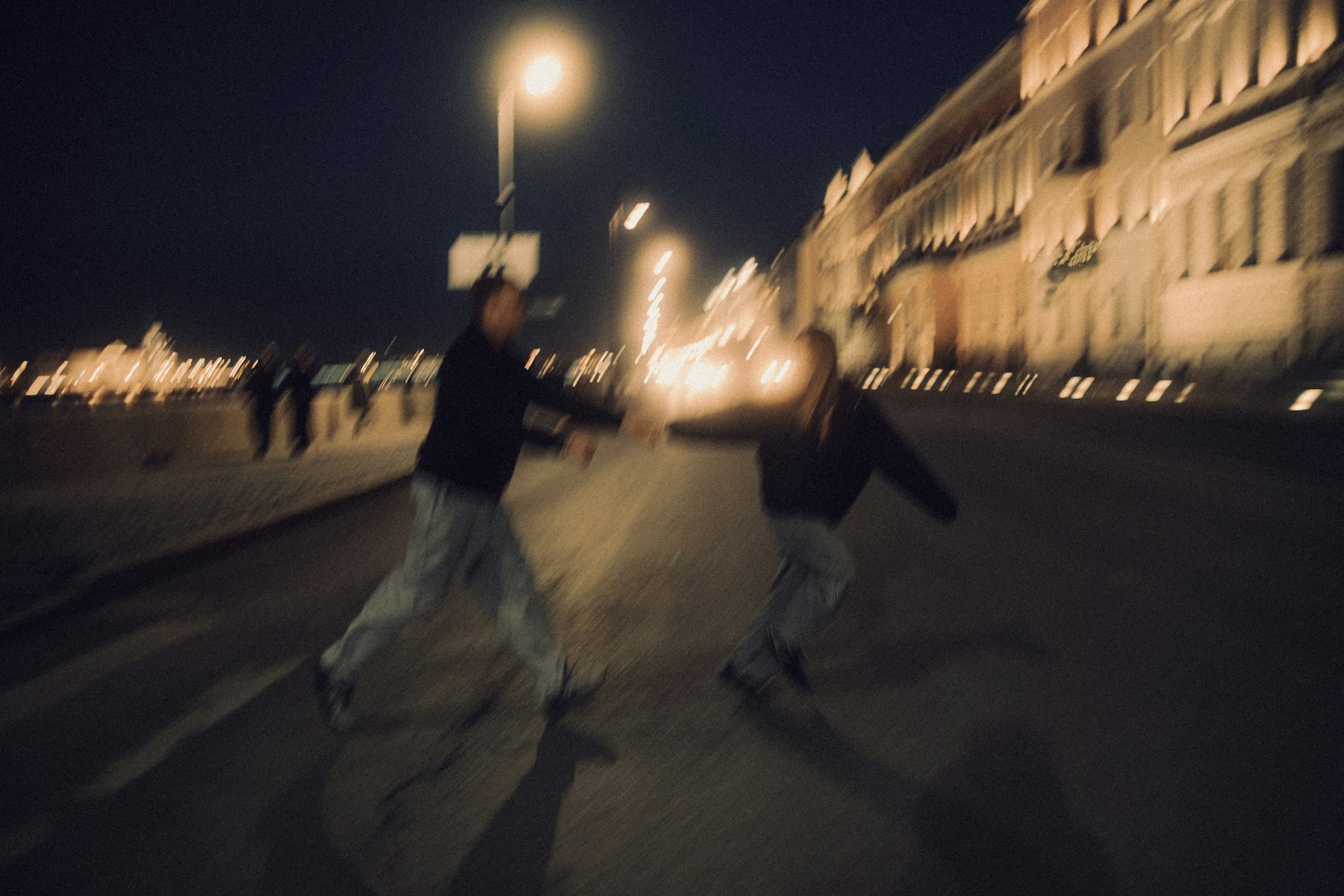 Duo en mouvement pendant un run nocturne